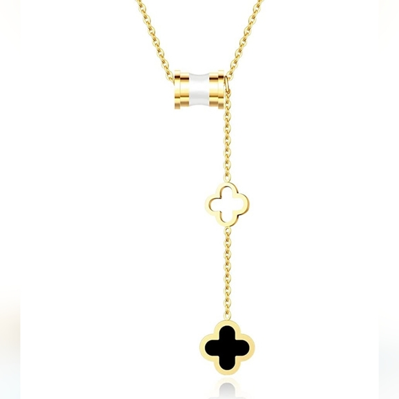 Beautiful 18K Gold Delicate Clover Charm Necklace - Picture 5 of 6